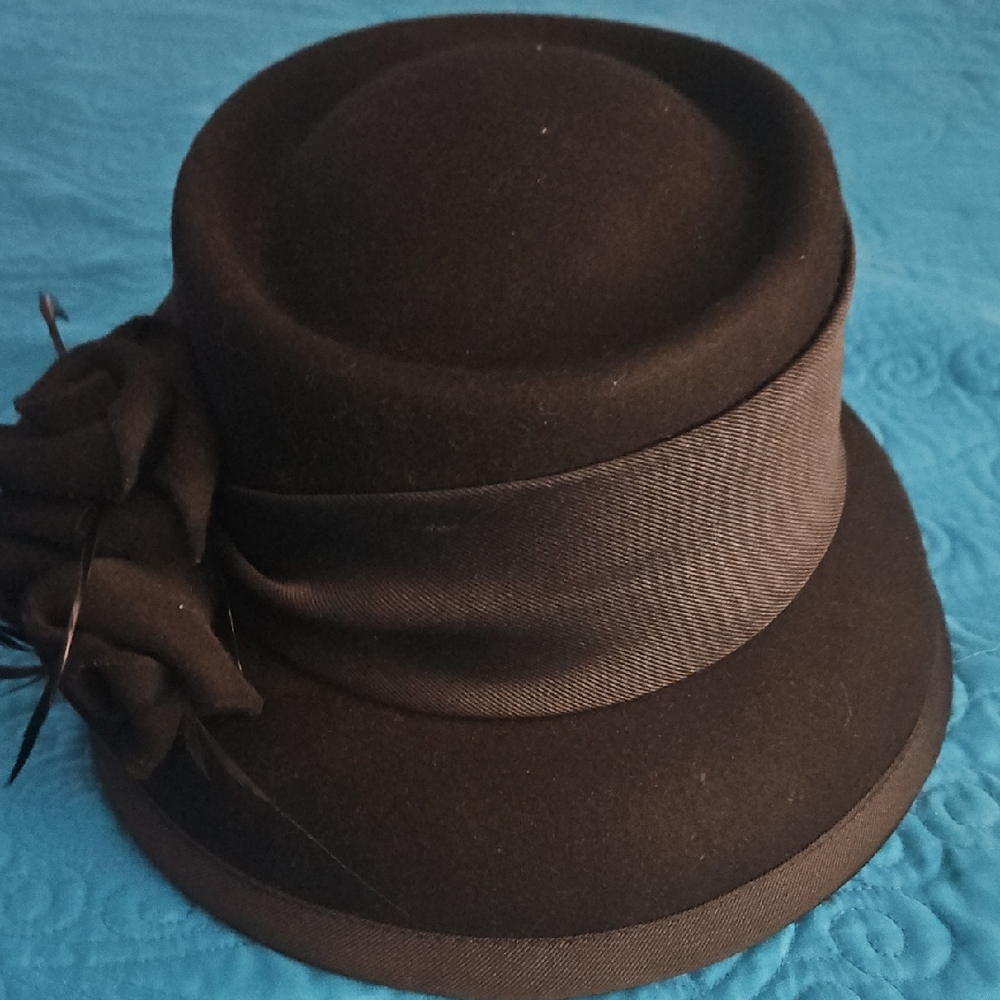 Black Vintage-Inspired Hat with Structured Crown